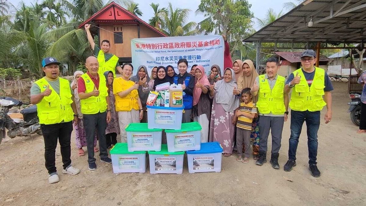 Relawan YPKM membagikan paket bantuan kemanusiaan